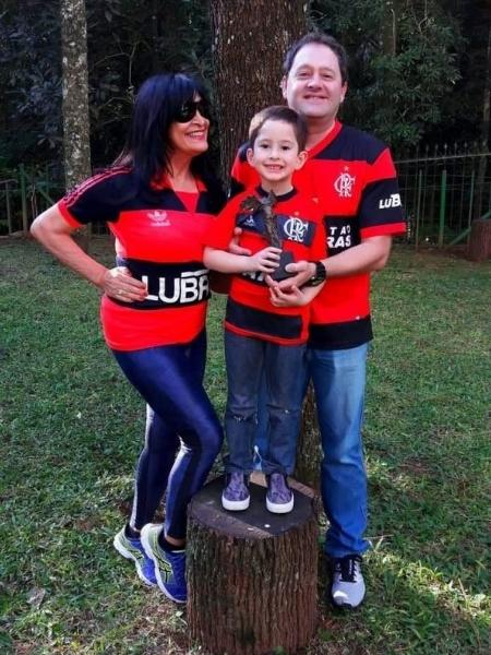 Com o filho, Jefferson, e o neto, Adrian, segurando uma escultura em homenagem ao jogador Zico - Arquivo Pessoal