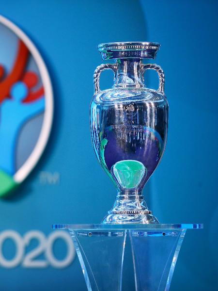 Taça da Eurocopa em exposição no dia do lançamento do logo da competição, em 2016 - Dan Istitene/Getty Images