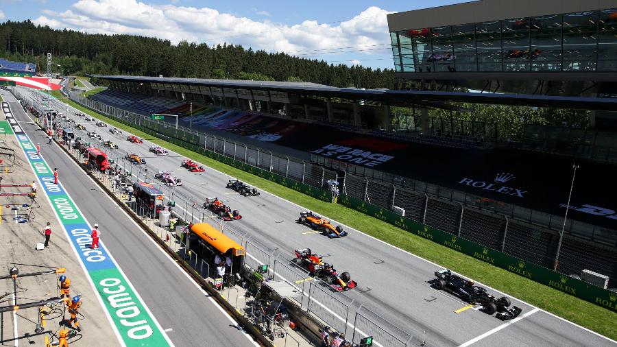 Grid de largada do GP da Áustria em 2020, com arquibancadas vazias  -  Peter Fox/Getty Images