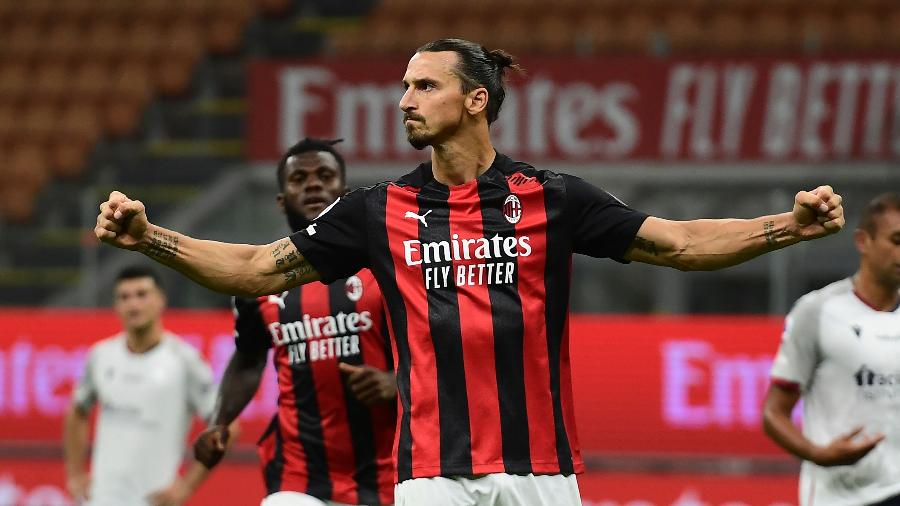 Ibrahimovic comemora gol do Milan contra o Bologna, pelo Campeonato Italiano - MIGUEL MEDINA / AFP