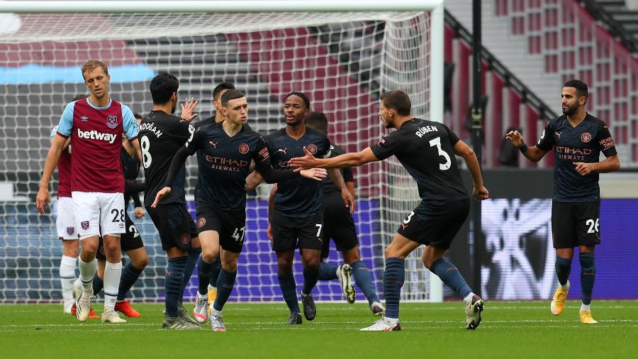 Jogadores do Manchester City comemoram gol marcado por Phil Foden no empate com o West Ham - Catherine Ivill/Getty Images
