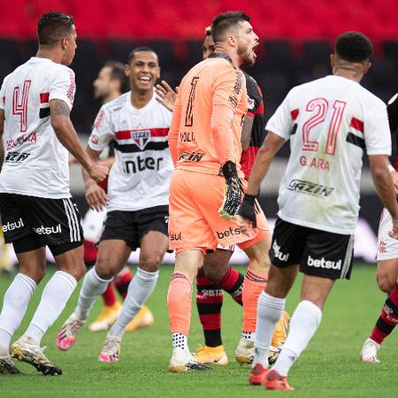 Jogadores do São Paulo celebram defesa de Volpi em pênalti de Pedro, do Flamengo - Jorge Rodrigues/AGIF