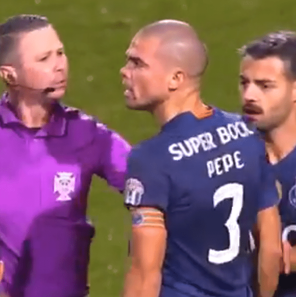 VÍDEO: Pepe e Loum acabam o jogo do FC Porto aos empurrões