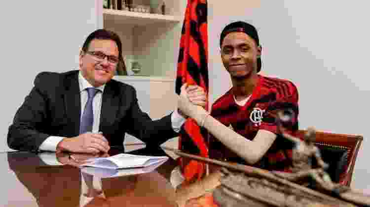 Rodrigo Dunshee, vice-presidente Geral e Jurídico do Flamengo, com Jhonata Ventura - Marcelo Cortes/Flamengo - Marcelo Cortes/Flamengo