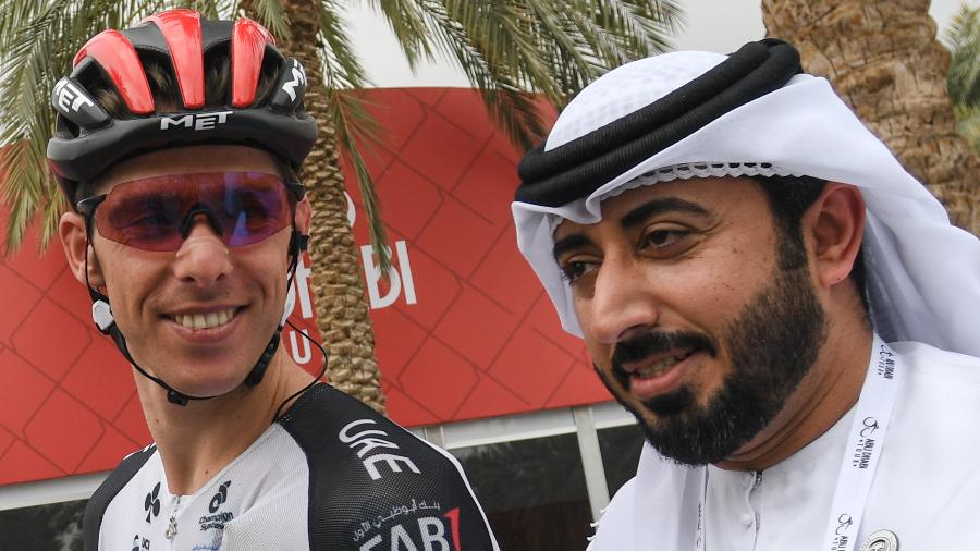 Osama Ahmed Abdullah Al Shafar, presidente da Federação Internacional de Ciclismo, ao lado do atleta Rui Costa, em 2018 - NurPhoto/NurPhoto via Getty Images
