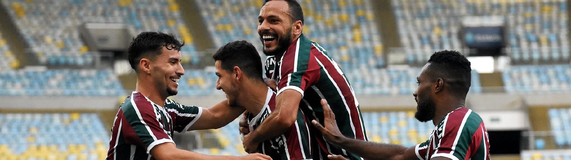 Nino e Nenê comemoram gol da vitória do Fluminense no clássico com Botafogo