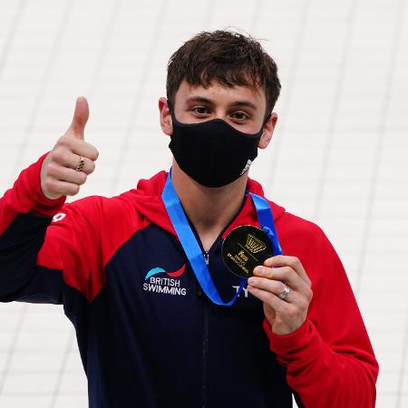 Tom Daley posa com a medalha de ouro da plataforma de 10 metros nas Olimpíadas de Tóquio - Naoki Ogura/Reuters