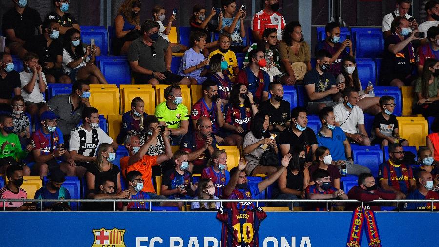 Torcedores do Barcelona homenageiam Messi durante o jogo contra a Juventus - PAU BARRENA/AFP