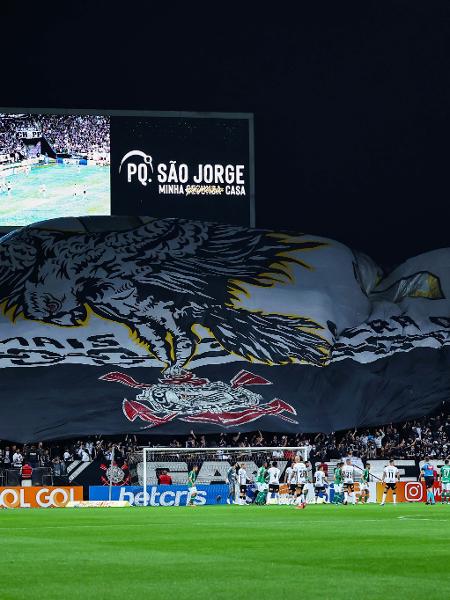 Torcida do Corinthians exibe bandeirão durante a partida contra a Chapecoense - Marcello Zambrana/AGIF
