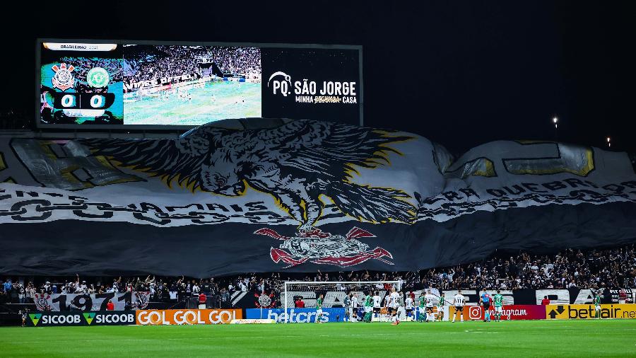 Torcida do Corinthians exibe bandeirão durante a partida contra a Chapecoense - Marcello Zambrana/AGIF