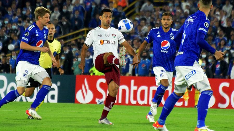 Fred tenta a jogada durante Fluminense x Millonarios, pela Pré-Libertadores; atacante saiu de campo machucado - Divulgação/Fluminense FC