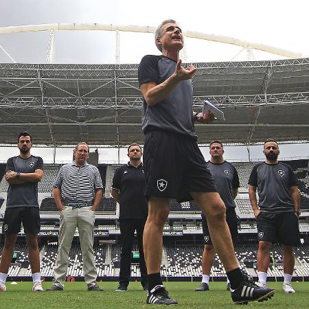 Luís Castro conversa com jogadores do Botafogo sob olhares de Jhon Textor, Mazzuco e comissão técnica - Vitor Silva / Botafogo