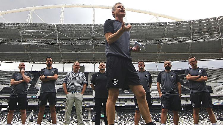 Luís Castro conversa com jogadores do Botafogo sob olhares de Jhon Textor, Mazzuco e comissão técnica - Vitor Silva / Botafogo - Vitor Silva / Botafogo