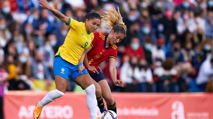 07.04.22 - Debinha disputa bola com a espanhola Laia Aleixandri em amistoso  - Quality Sport Images/Getty Images