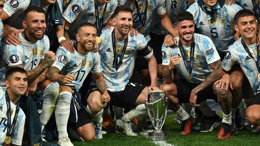 Jogadores da Argentina posam ao lado da taça da Finalíssima depois de vitória sobre a Itália - Glyn KIRK / AFP