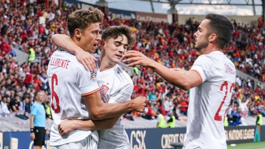 Jogadores da Espanha comemoram gol de Sarabia (dir.) contra a Suíça na Liga das Nações - Jari Pestelacci/Eurasia Sport Images/Getty Images