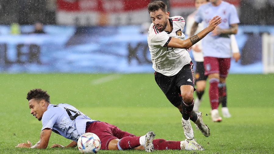 Bruno Fernandes sofre falta de Kamara na partida contra o Aston Villa - Will Russell/Getty Images