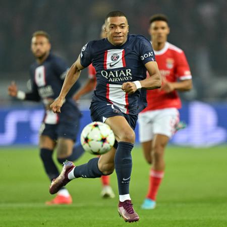 Mbappé em ação pelo PSG na partida contra o Benfica - Mustafa Yalcin/Anadolu Agency via Getty Images