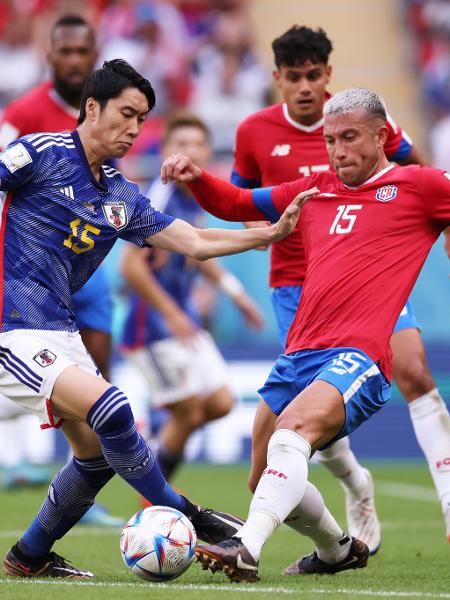 Daichi Kamada disputa a bola com Francisco Calvo na partida entre Japão e Costa Rica na Copa do Mundo - Hector Vivas - FIFA/FIFA via Getty Images