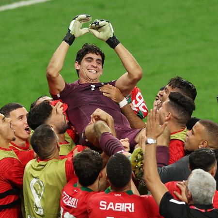 Jogadores de Marrocos erguem o goleiro Yassine Bounou, heroi contra a Espanha - Patrick Smith - FIFA/Getty Images