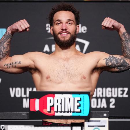 Josiah Harrell durante pesagem para o UFC 290 - Jeff Bottari/Zuffa LLC via Getty Images