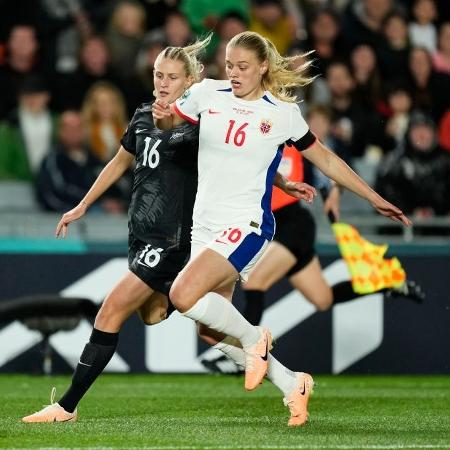 Harviken, da Noruega, disputa bola com Rosenborg, da Nova Zelândia, disputam a bola em jogo pela Copa do Mundo feminina