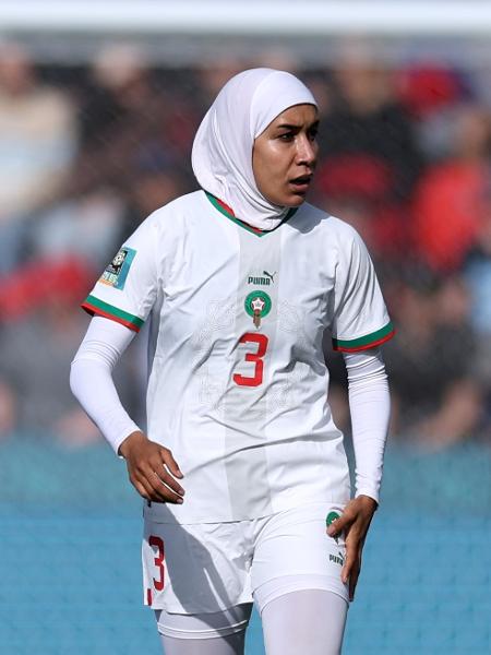 A marroquina Benzina se tornou pioneira no uso da vestimenta na Copa feminina