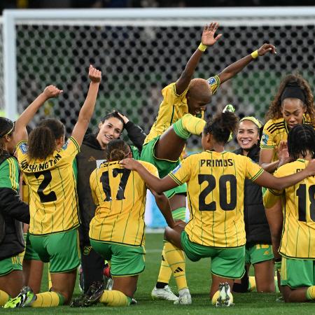 Jogadoras da Jamaica fazem festa após garantirem vaga nas oitavas de final da Copa Feminina