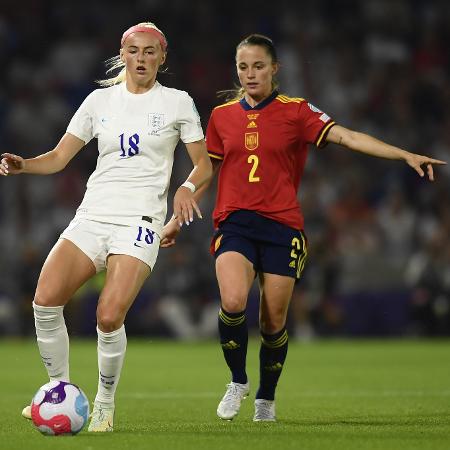 Chloe Kelly (Inglaterra) disputa com Ona Batlle (Espanha) nas quartas de final da Eurocopa feminina