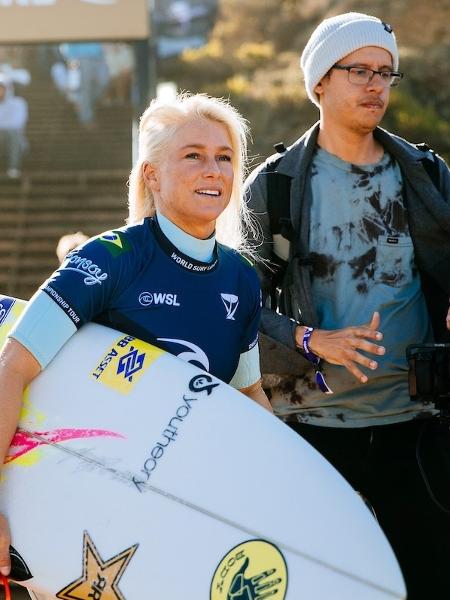 Tatiana Weston-Webb se preparando para entrar na água em Bells Beach, na Austrália