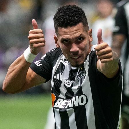 Paulinho, do Atlético-MG, festeja gol marcado sobre o Rosario Central em partida da Libertadores