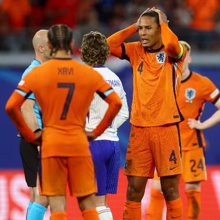 Virgil Van Dijk, da Holanda, reclama de gol anulado durante jogo contra a França