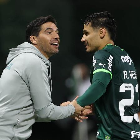 Abel Ferreira e Raphael Veiga em jogo do Palmeiras contra a Inter de Limeira pelo Campeonato Paulista 2024