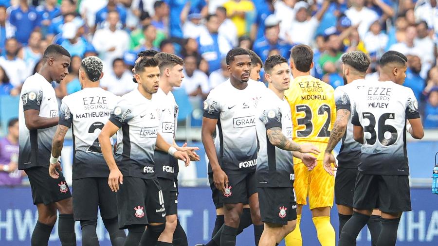 Jogadores do Corinthians na partida contra o Cruzeiro, pelo Brasileirão