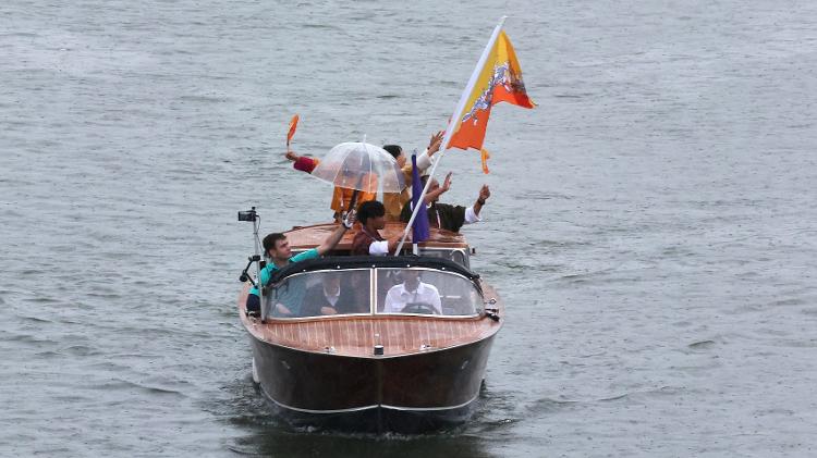 Barco de Butão é um dos menores a passar no Rio Sena durante cerimônia de abertura das Olimpíadas