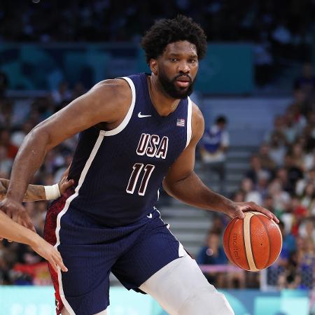 Joel Embiid (EUA) durante jogo de basquete nas Olimpíadas