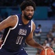 Joel Embiid (EUA) e Jose Alvarado (Porto Rico) durante jogo de basquete nas Olimpíadas