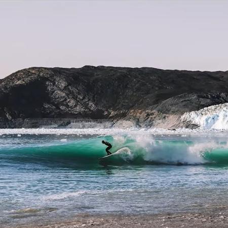 Surfista português Eurico Romaguera pega onda inédita na Groenlândia