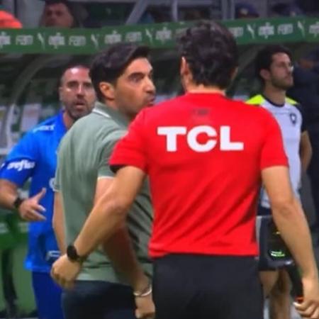 Abel Ferreira questiona assistente Bruno Raphael Pires durante jogo entre Palmeiras e Botafogo pelo Brasileirão