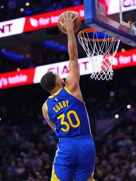 Stephen Curry em uma rara enterrada, a 27ª da carreira do armador Stephen Curry em uma rara enterrada, a 27ª da carreira do armador