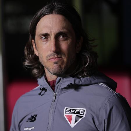 Luis Zubeldía, técnico do São Paulo, durante duelo contra o Libertad Luis Zubeldía, técnico do São Paulo, durante duelo contra o Libertad