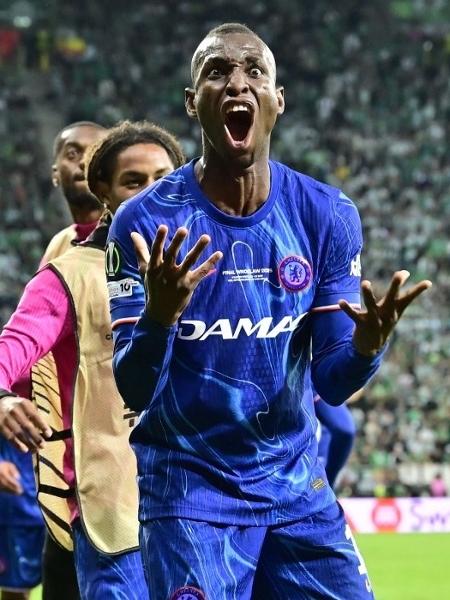 Nicolas Jackson comemora gol pelo Chelsea - John MacDougall/AFP