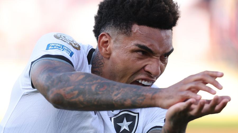 Igor Jesus comemora gol do Botafogo sobre o PSG em partida do Mundial