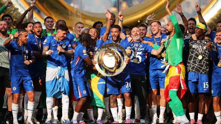 Jogadores do Chelsea fazem festa com o troféu do Mundial após vitória sobre o PSG Jogadores do Chelsea fazem festa com o troféu do Mundial após vitória sobre o PSG