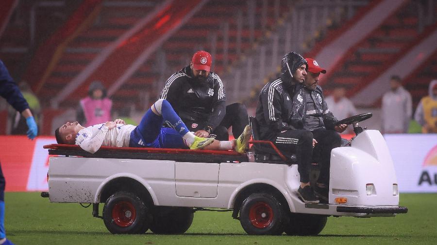 Gabriel Pec, do Cruzeiro, deixou o jogo contra o Internacional lesionado
