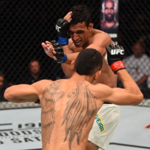 Do Bronx é golpeado por Max Holloway no UFC Fight Night 74 - undefined