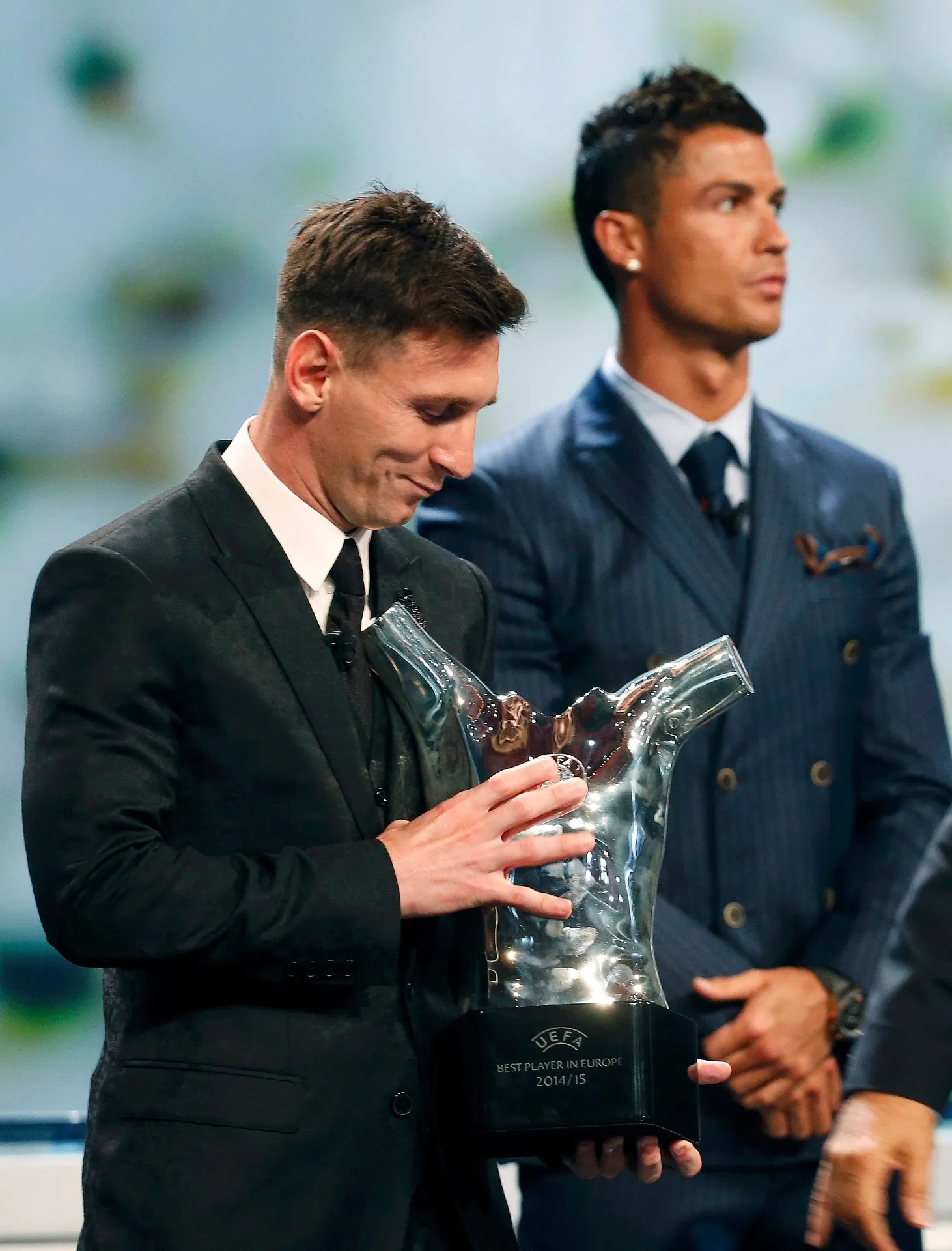 Messi olha para o troféu de melhor jogador da Europa enquanto Cristiano Ronaldo observa... a plateia - Eric Gaillard/Reuters