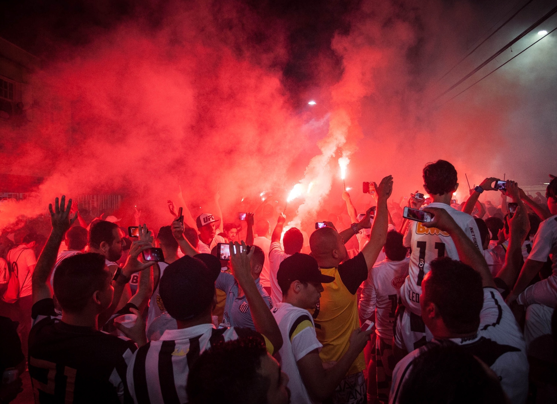 Com sinalizadores vermelhos, torcida santista faz a festa na porta da VilaBelmiro, antes de final contra o Palmeiras - Ricardo Nogueira / Folhapress