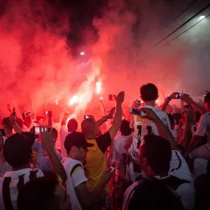 Com sinalizadores vermelhos, torcida santista faz a festa na porta da VilaBelmiro, antes de final contra o Palmeiras - Ricardo Nogueira / Folhapress
