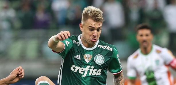 Roger Guedes domina a bola durante a partida entre Palmeiras e América-MG - Julia Chequer/Folhapress - Julia Chequer/Folhapress